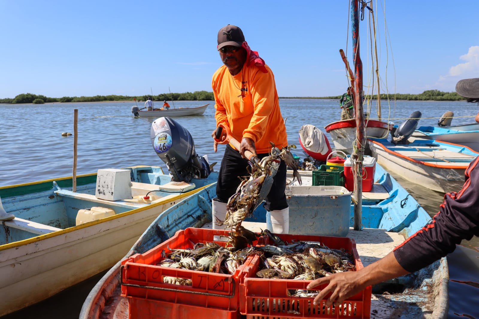 Pescador en lancha