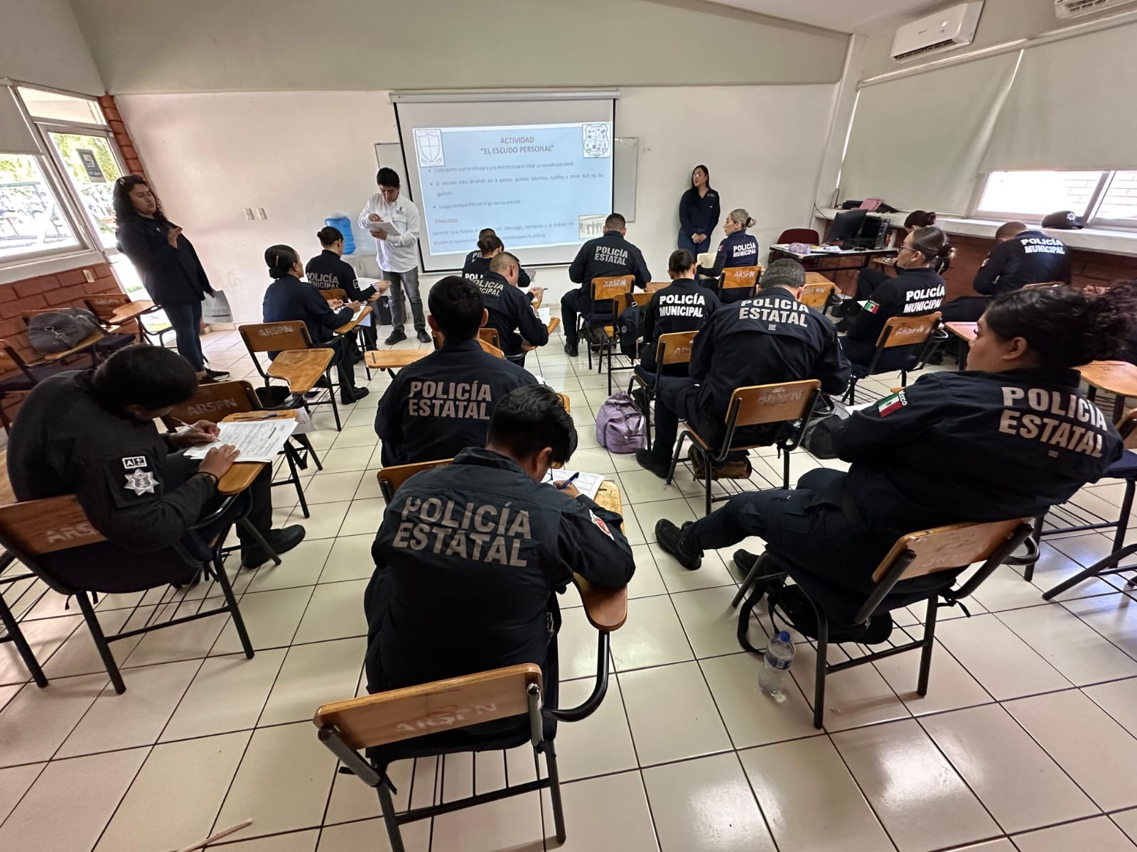 policías en un salón de clases recibiendo una capacitacíón