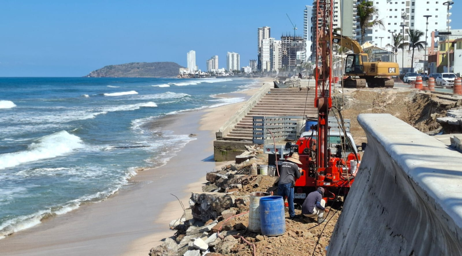 Obra de reparación en zona del malecón de Mazatlá