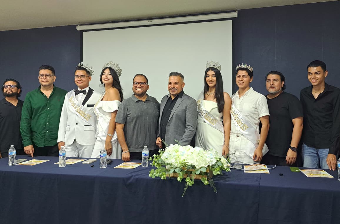 Reyes y Reinas con autoridades