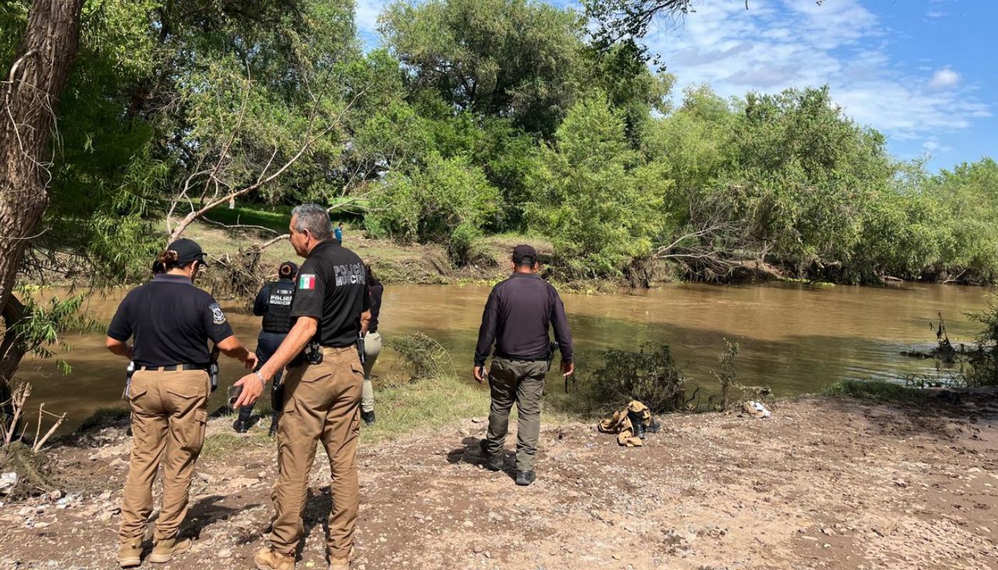 personal de Protección Civil a la orilla del Río Sinaloa