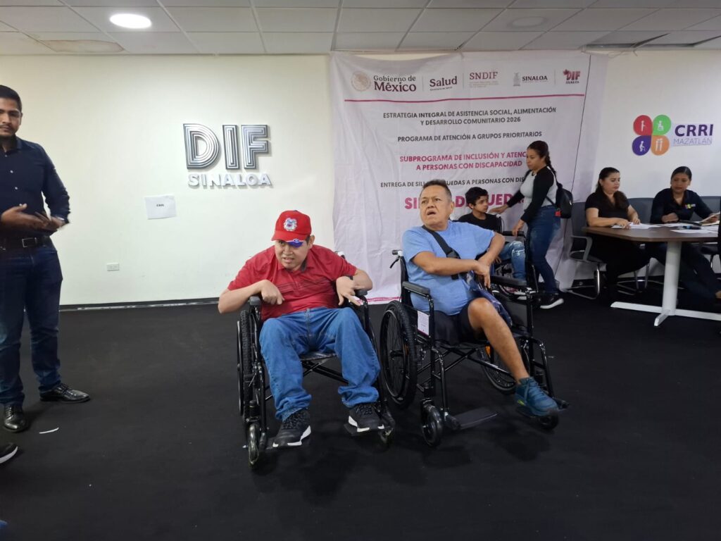 Dos personas en sulla de ruedas y de fondo el logo del DIF