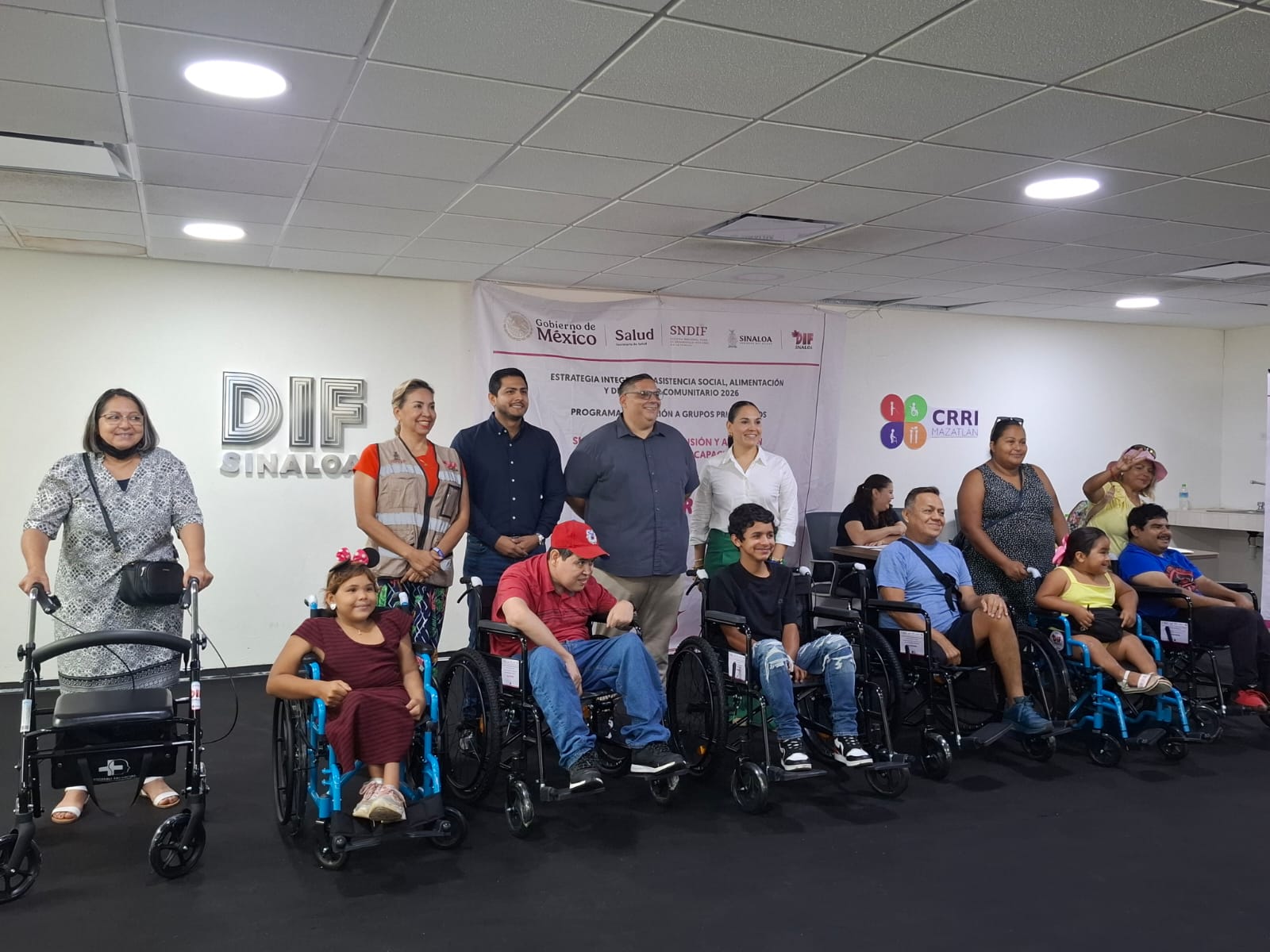 Autoridades con personas en sillas de ruedas
