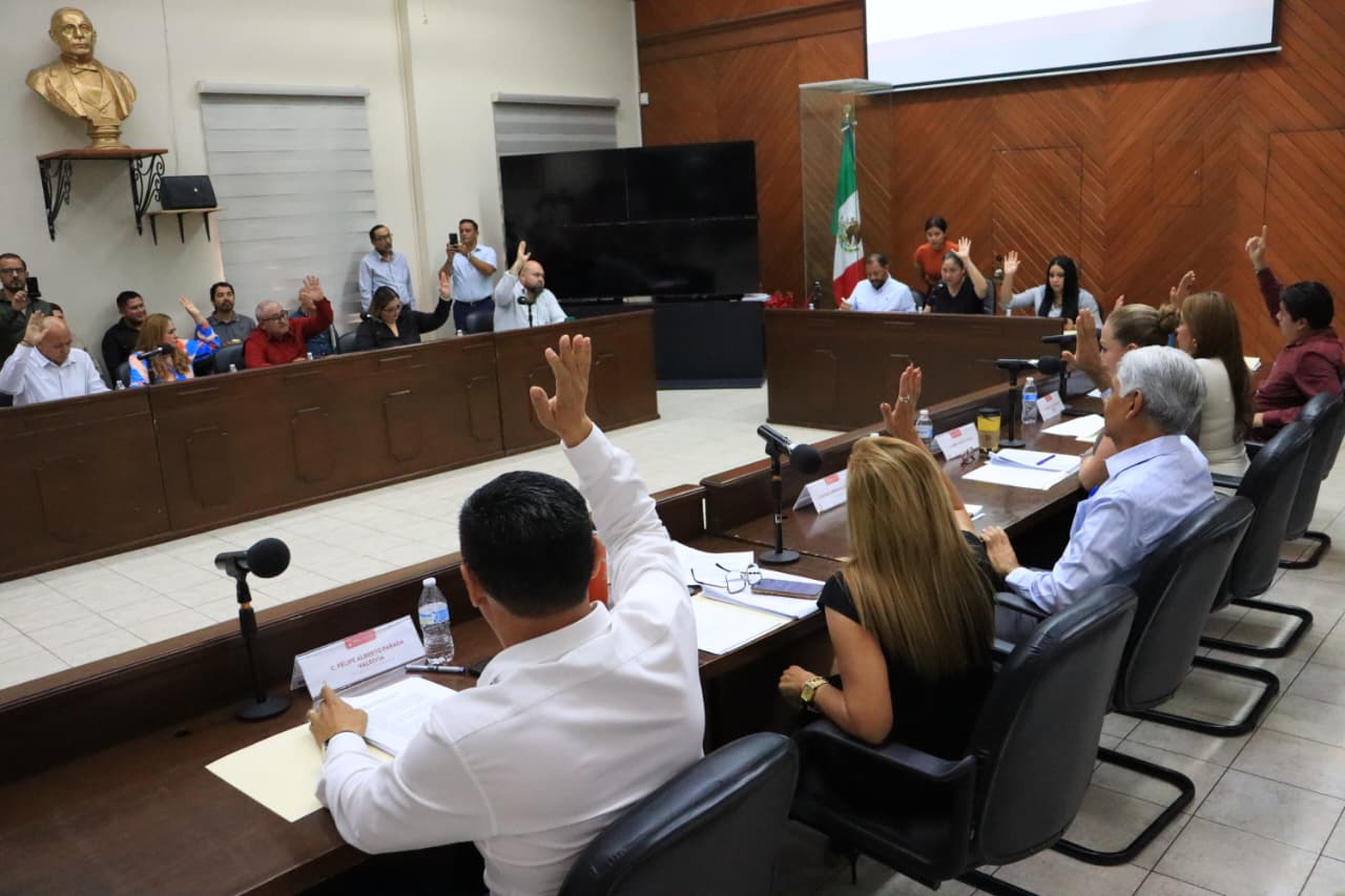 Regidores en cabildo de Mazatlán
