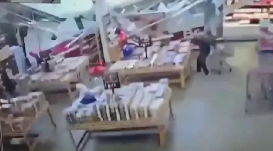 Techo colapsa en una tienda en Nueva Jersey, Estados Unidos.