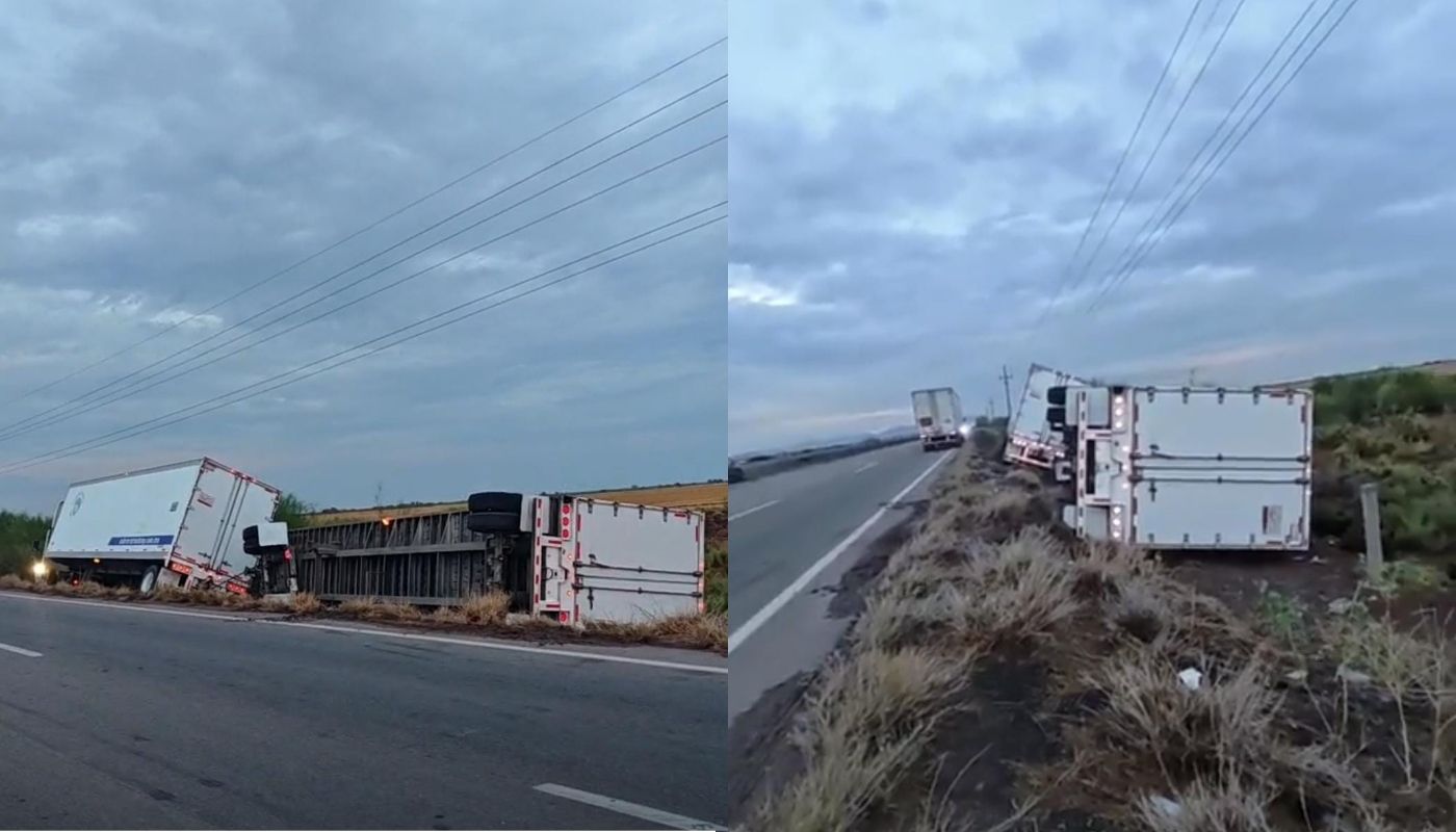 Tráiler volcado a lado de una carretera y cielo nublado
