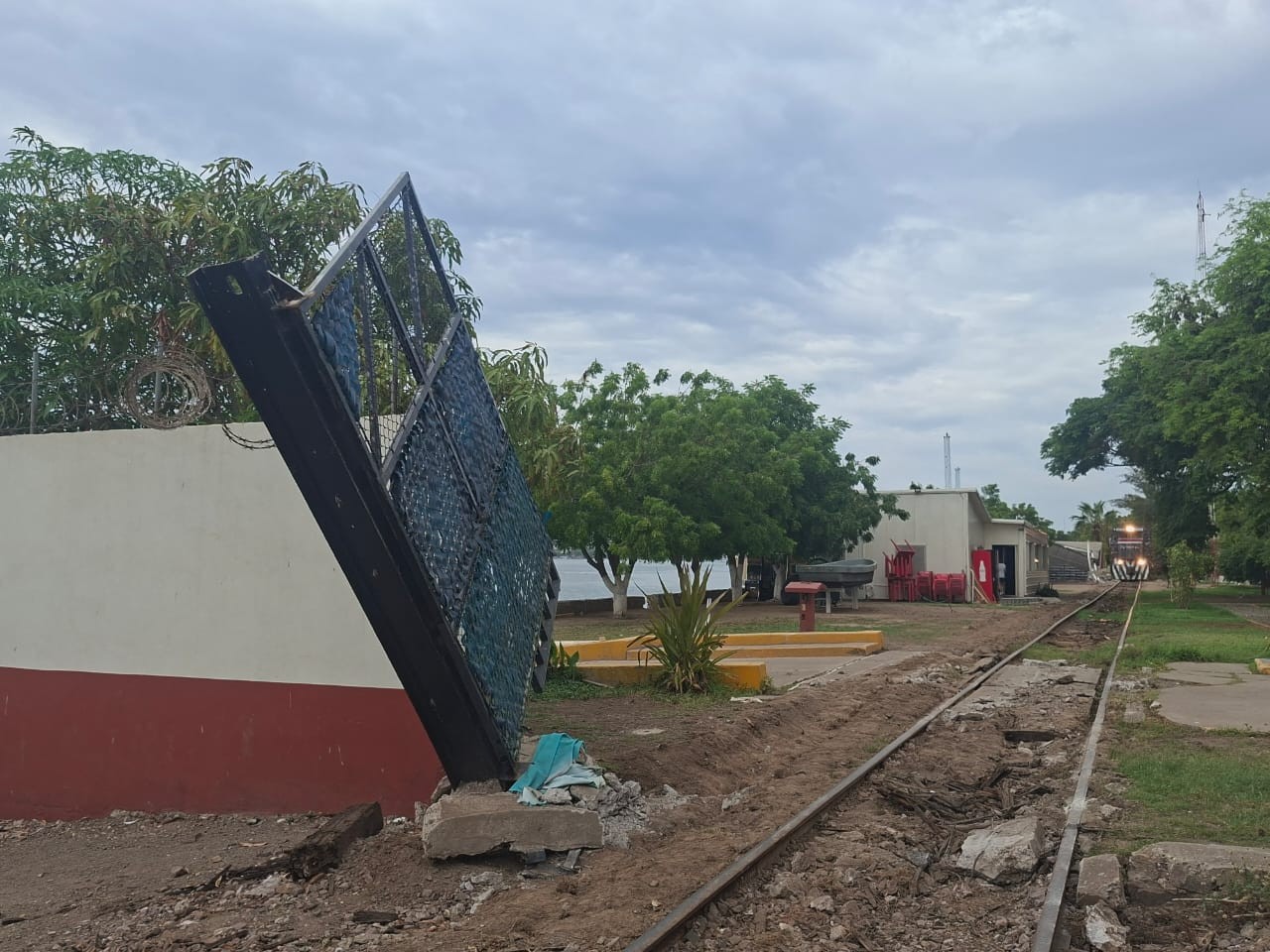 vía del tren y una puerta desacomodada