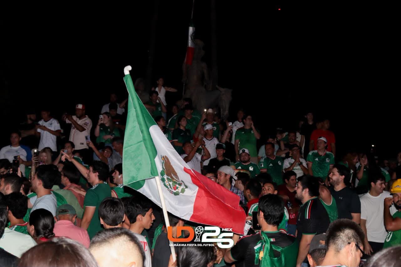 ciudadanos de Los Mochis Sinaloa con la bandera de méxico