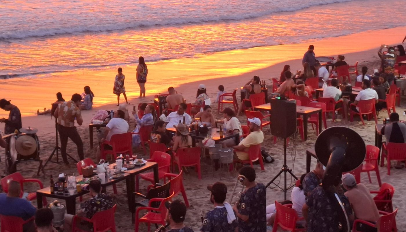 personas sentadas a la orilla de la playa