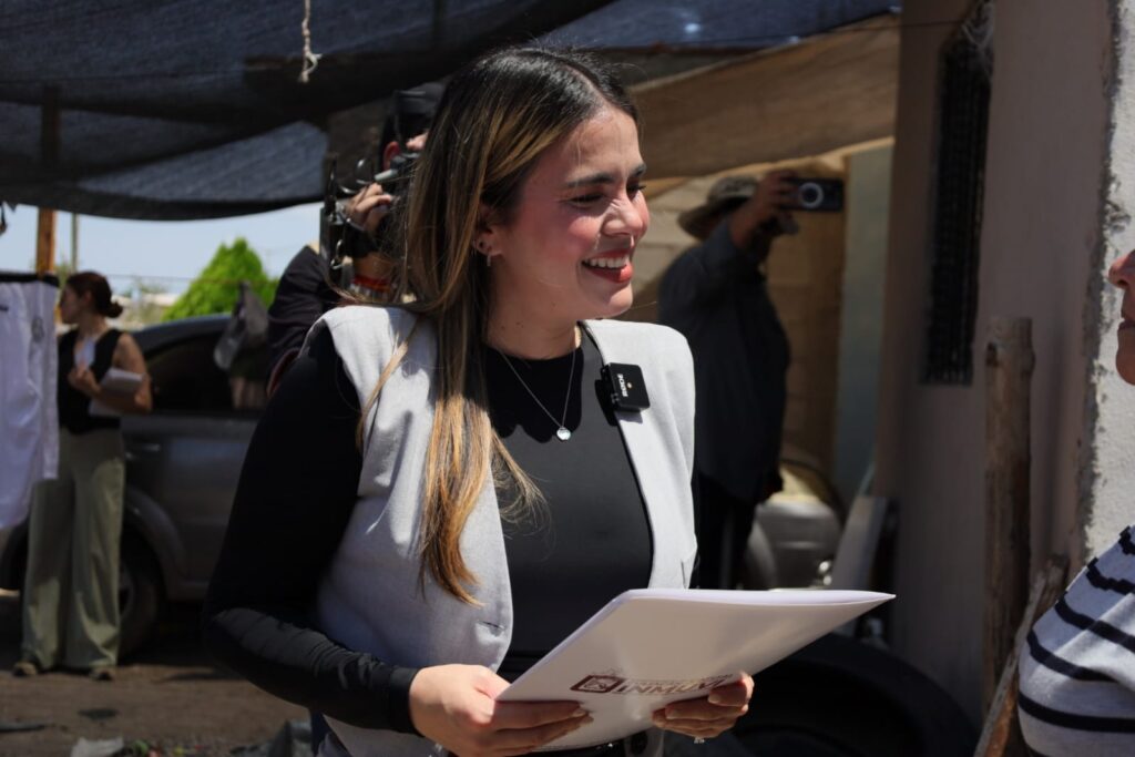 Ana Miriam Ramos con una carpeta