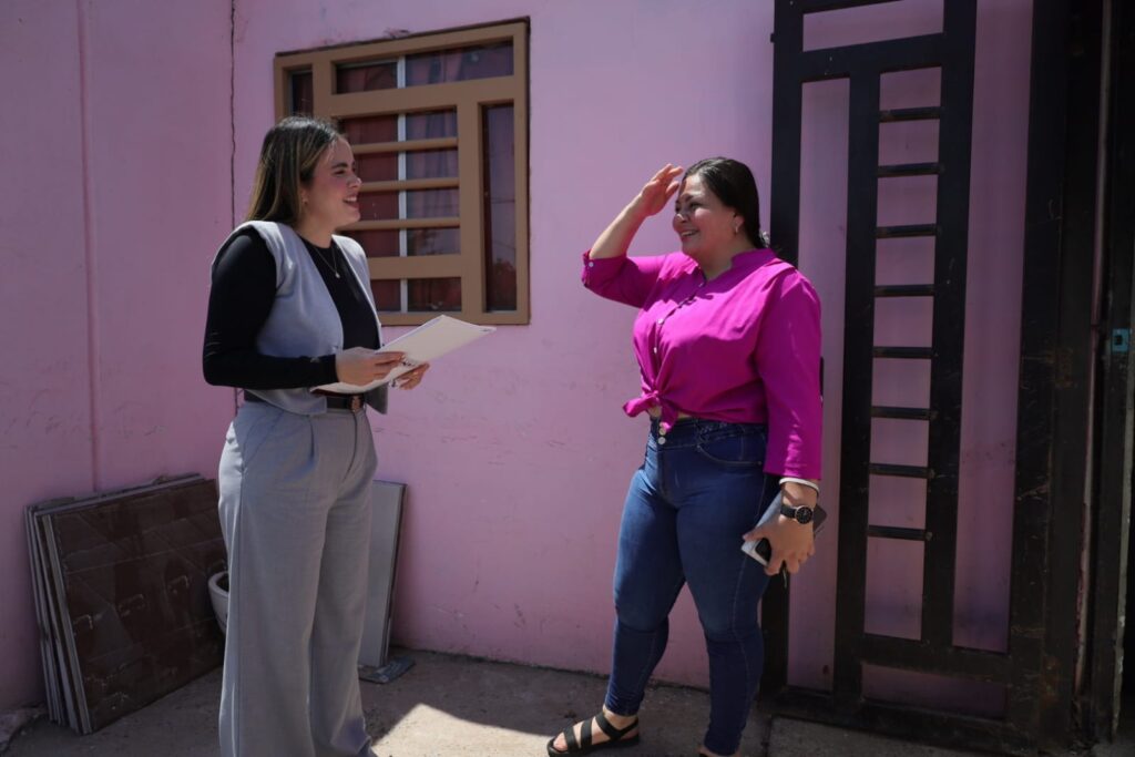 Alcaldesa con una mujer en una casa