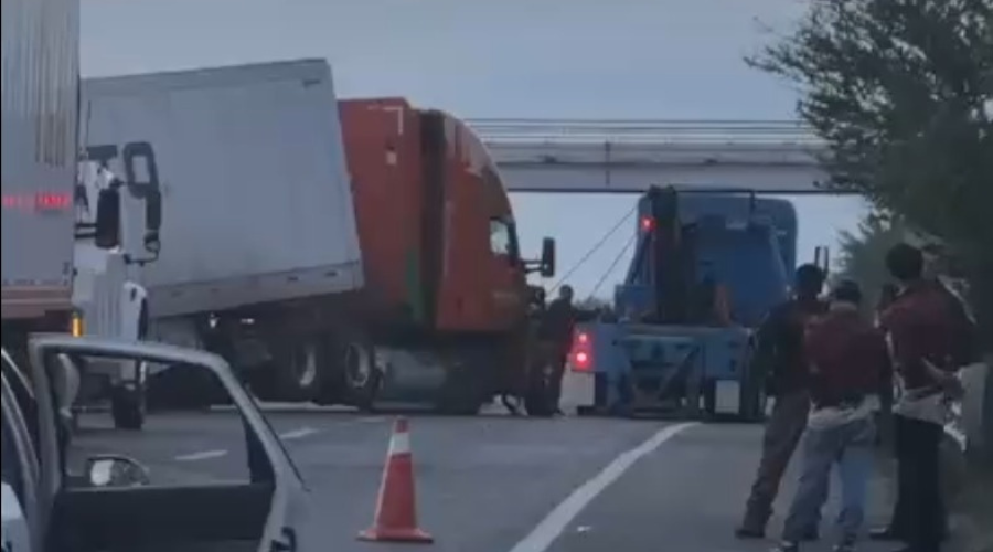 Tráiler accidentado en medio de la autopista Mazatlán-Culiacán